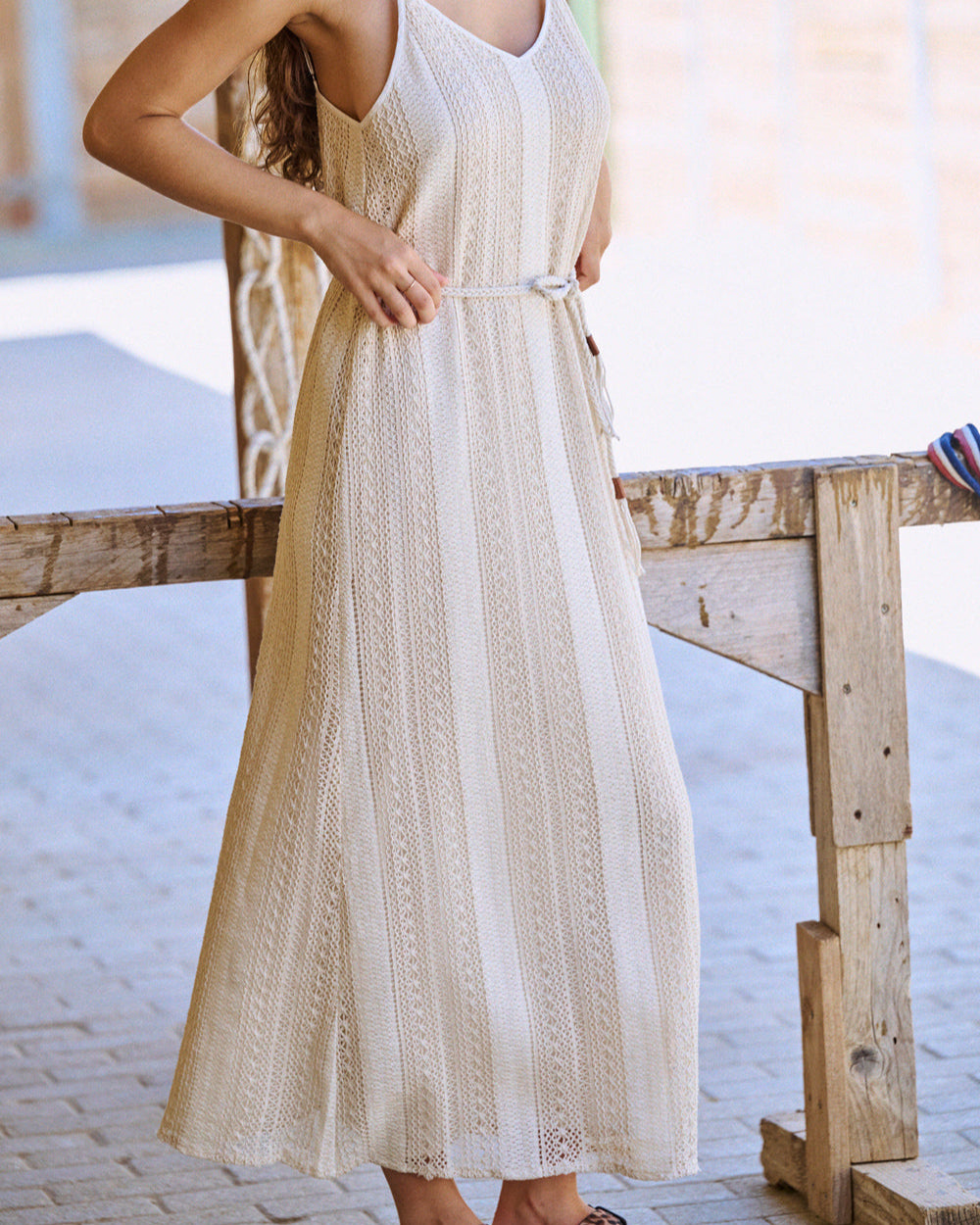 Robe longue en crochet beige à bretelles avec ceinture en corde.
