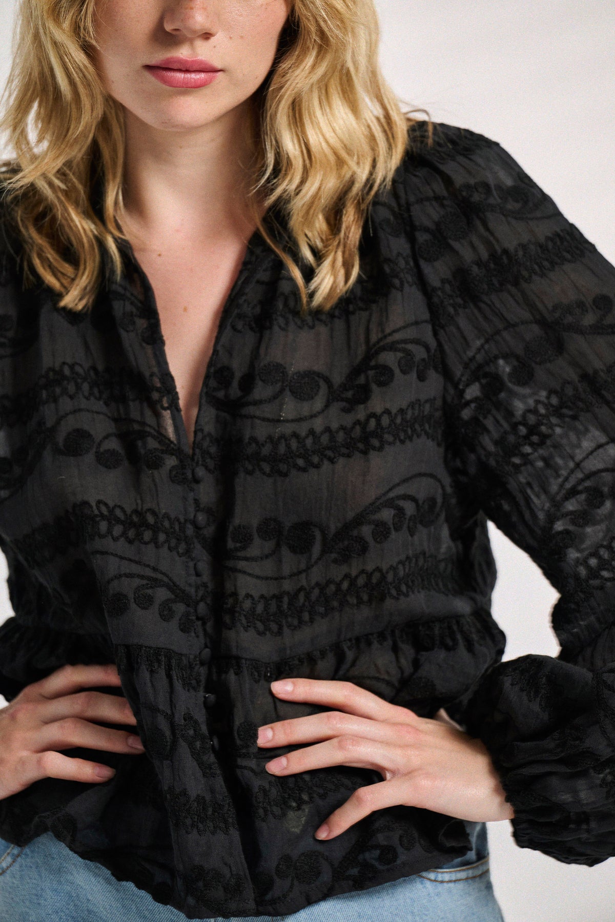 Blouse Belot noire brodée