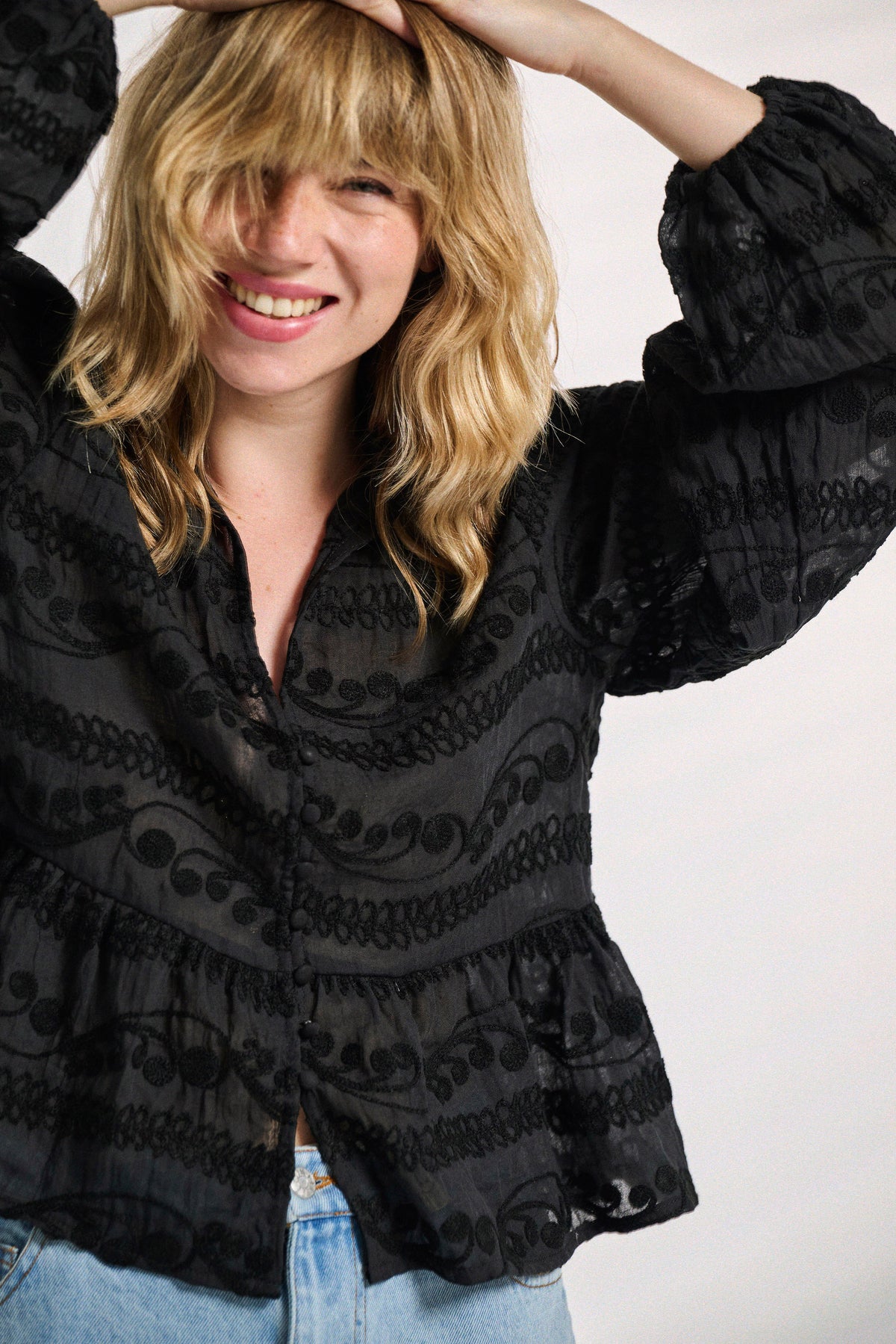 Blouse Belot noire brodée
