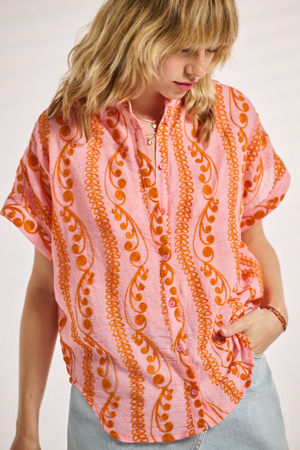 Chemise Canva rose brodée orange