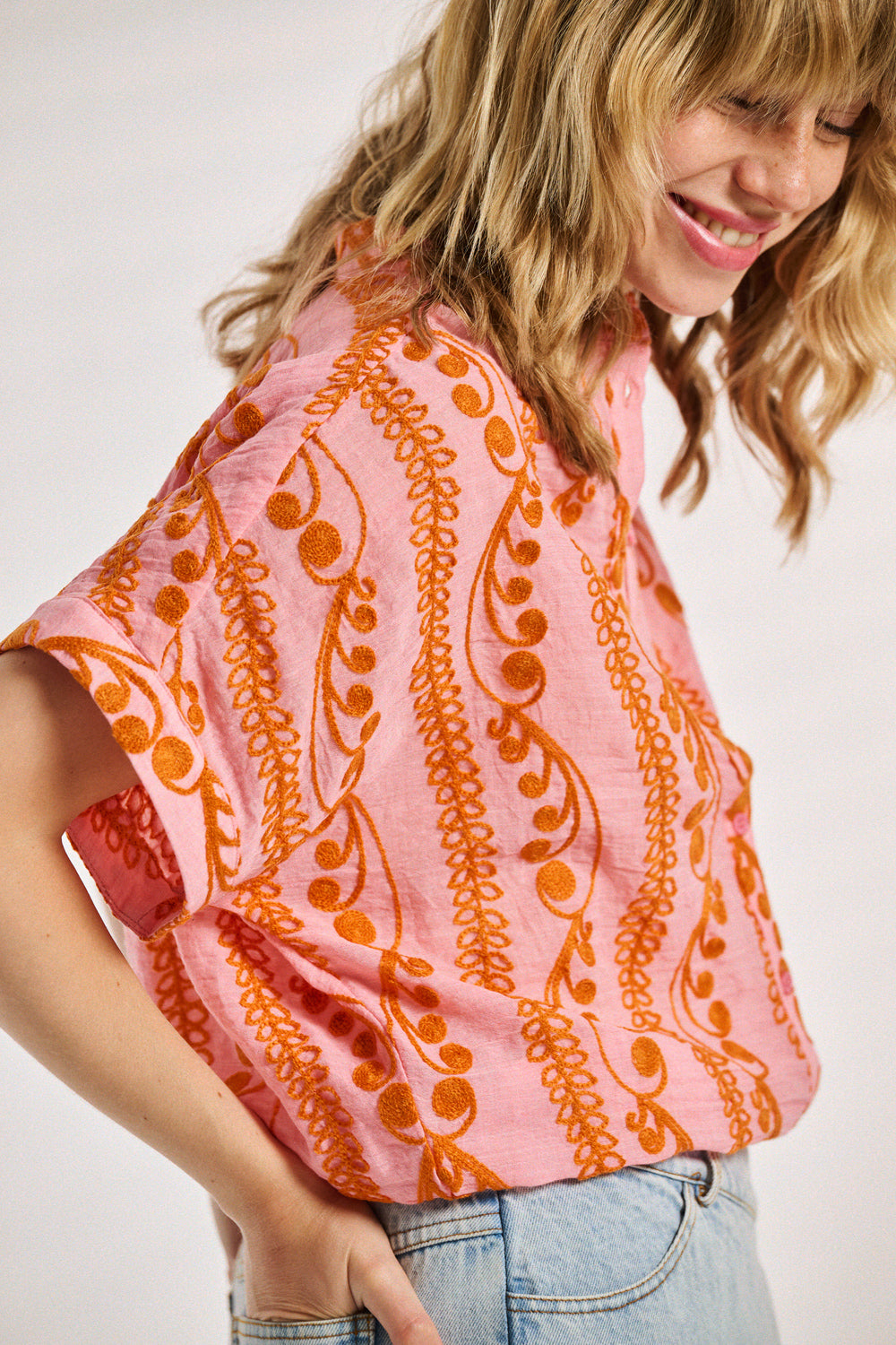 Chemise Canva rose brodée orange