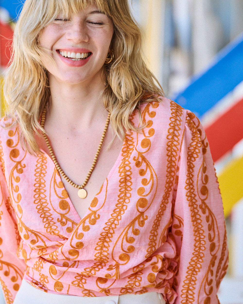 Blouse Bonnet rose brodée orange