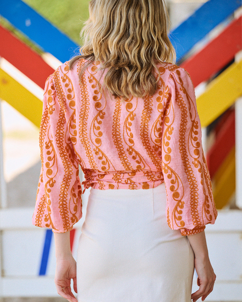 Blouse Bonnet rose brodée orange