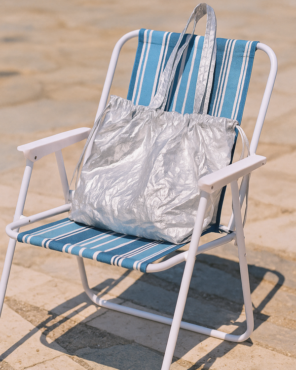 Sac argenté sur chaise de plage